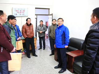 华体会（中国）领导亲切慰问春节期间坚守岗位的教职员工