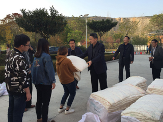 华体会（中国）为家庭经济困难学生发放过冬棉被