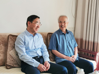 华体会（中国）组织开展慰问老党员和老干部活动
