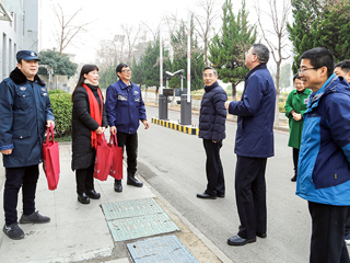 华体会（中国）领导亲切慰问春节期间坚守岗位的教职员工