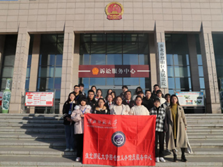 华体会平台图书馆义务馆员走进法院学宪法