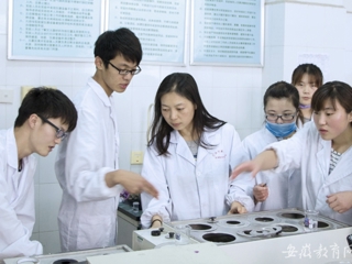 华体会平台报道我校五一特辑“快乐工作 幸福生活 劳动者的赞歌”系列报道之三