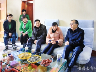 华体会平台首页报道我校赴霍山县慰问英雄何必山家属