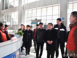 华体会平台报道我校慰问校铁路春运志愿者
