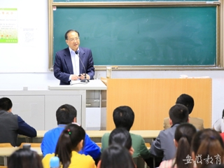 华体会平台首页报道我校党委书记五四前夕与青年共话科学精神