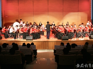 华体会平台首页报道我校成功举办大学生艺术展演·“春之声” 音乐会