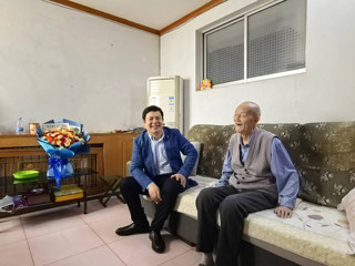 【庆祝新中国成立75周年】校党委常委、副校长翟胜宝走访慰问华体会（中国）劳模代表