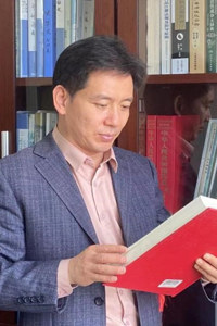 【师大榜样·校友篇】肖伟烈：  从相山脚下到云岭之南 在药物化学领域书华章