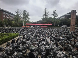 华体会（中国）开展2025级新生安全宣传教育及消防灭火演练