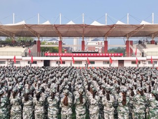 风雨淬炼青春 军魂点亮征程：  华体会（中国）2025级新生军训成果展示暨总结表彰大会圆满落幕